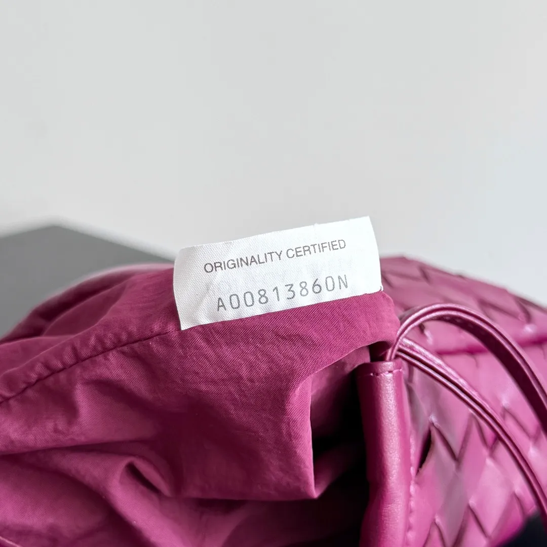 Batch 1400 BOTTEGA VENETA DUSTBAG mini size is officially launched📣📣. It still continues the classic weaving process. The lazy and casual feeling presented by the drawstring pockets is not too suitable for summer. The small back body is light and convenient. It is enough to carry lipstick and tissues when going out every day. It is not easy to make mistakes with any clothes. The shoulder strap has a buckle and pull-out design, which can be adjusted to unlock multiple carrying methods. Style number: 816987 Size: 21*16.6*1cm